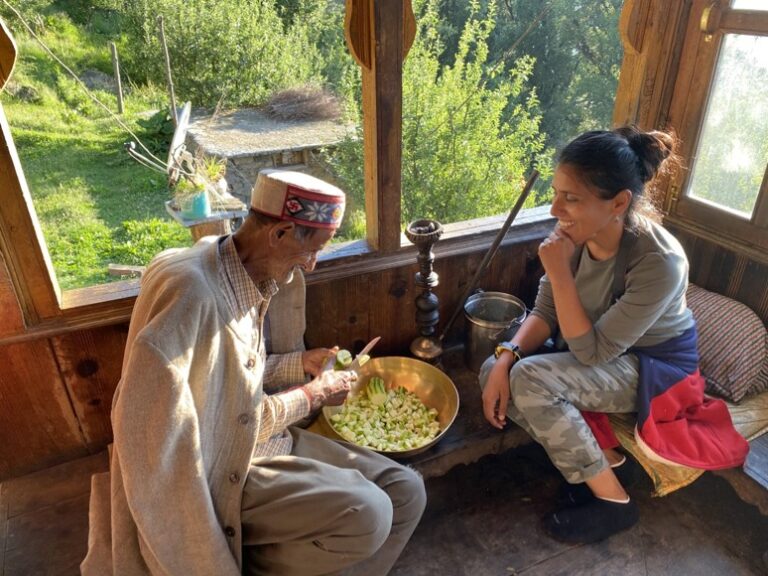 Sonali having a conversation with Dule Ram while he cuts vegetables.